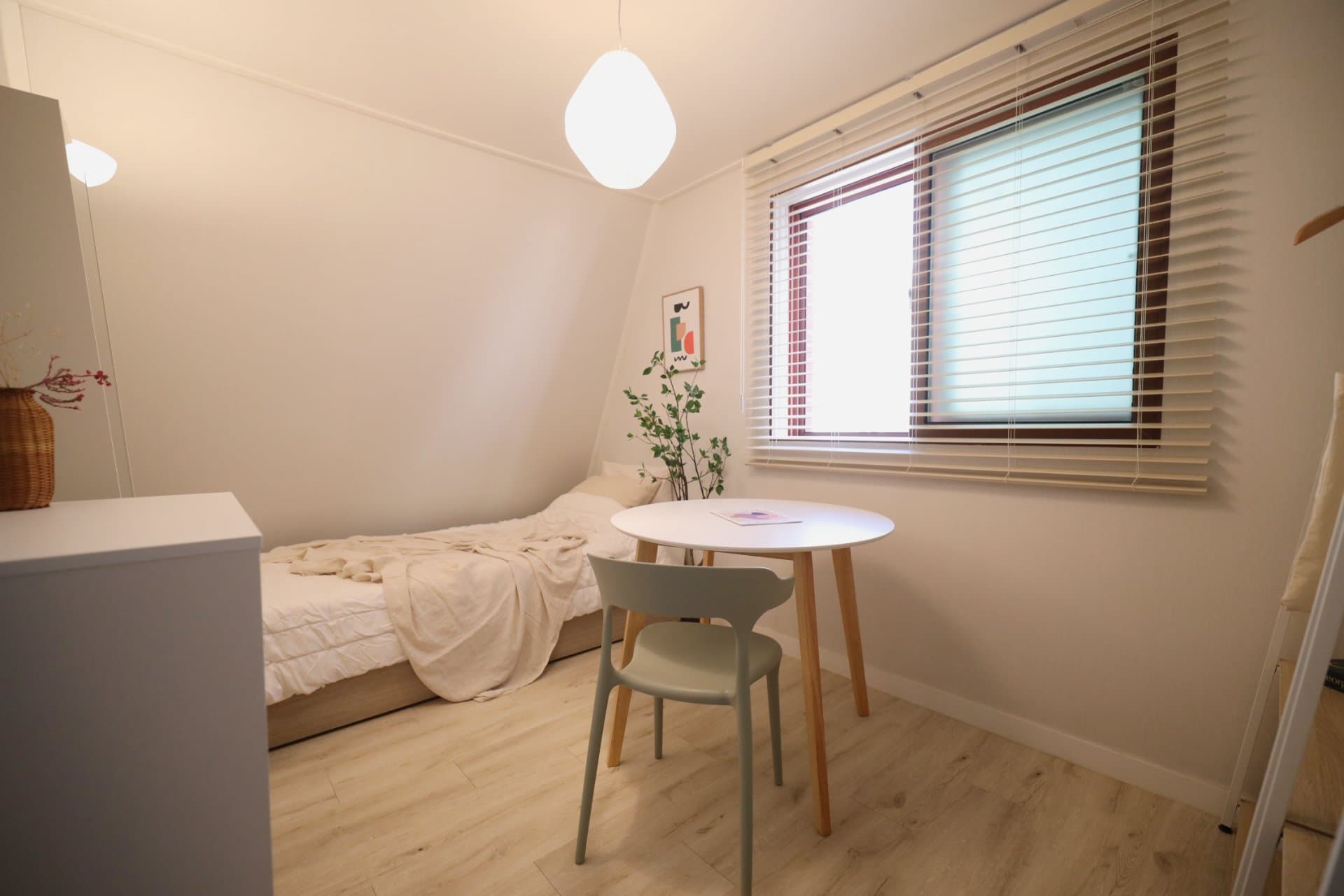 401 Shared House Furnished Room (only female)