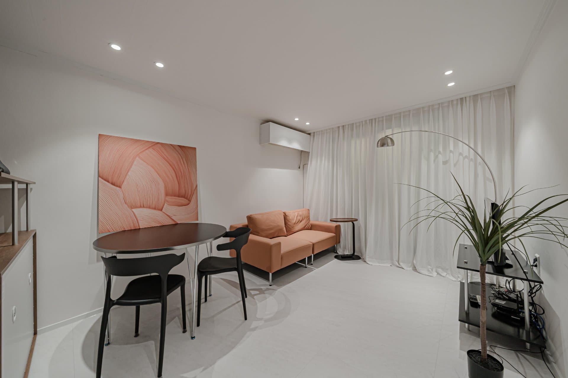 One-Bedroom Home with a Separate Living Area Near Apgujeong Rodeo