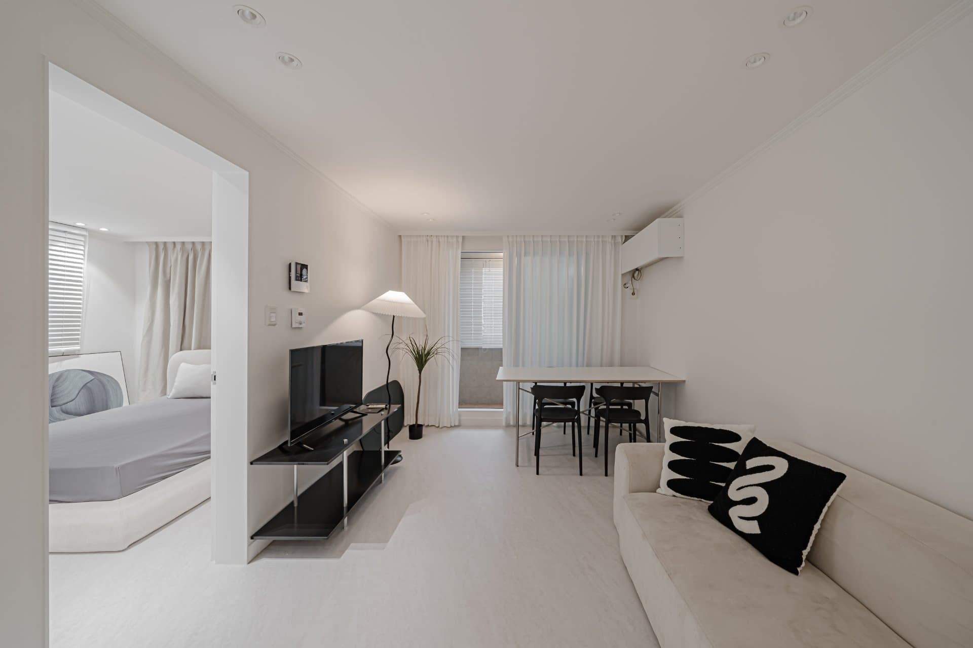 One-Bedroom Home with a Separate Living Area Near Apgujeong Rodeo